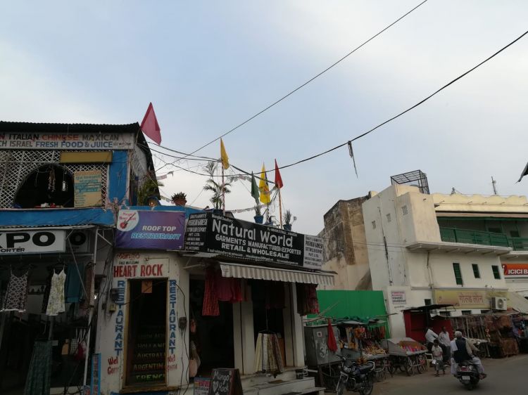 הודו: פונה התקשטה בדגלי משיח
