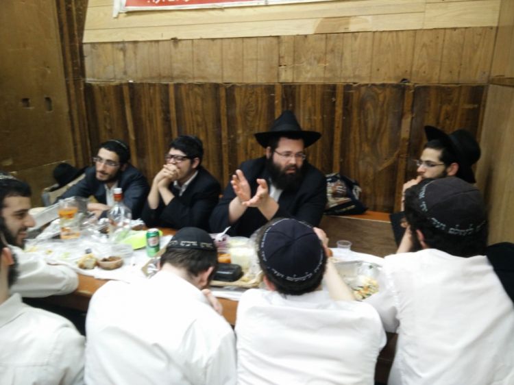 בוגרי רשל"צ עם הרב טרעגר ב770