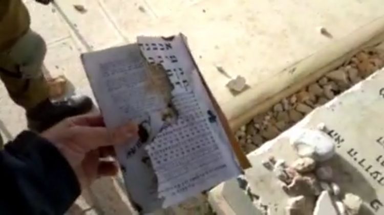 שרפו סידורים: מחבלים חיללו את קבר הרבנית מנוחה רחל