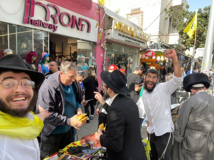 מאות תפילין וקריאות מגילה: שמחת פורים בתל אביב
