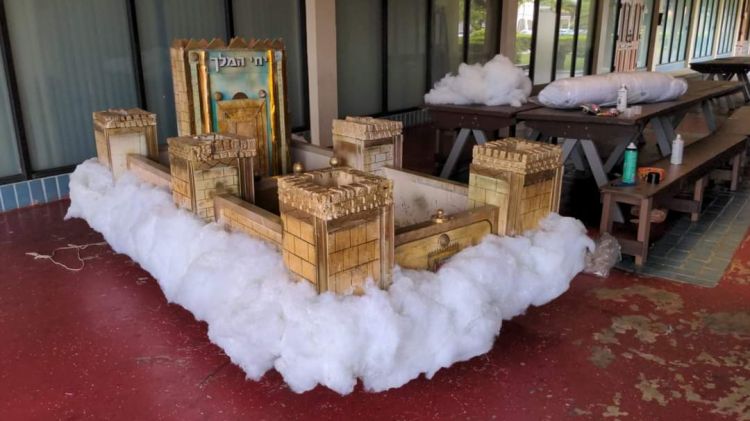 פלורידה: מוצג בית המקדש מוכן לתהלוכה