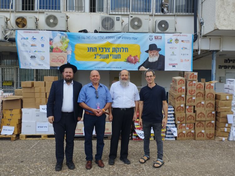 חב''ד חיפה חילקו מעל אלף סלי מזון למשפחות