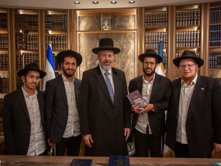 פרסום משיח: תלמידי ישיבת חח"ל צפת אצל הרב הראשי לישראל