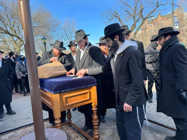 לפני המלך: האורחים בחלוקת השטרות לצדקה