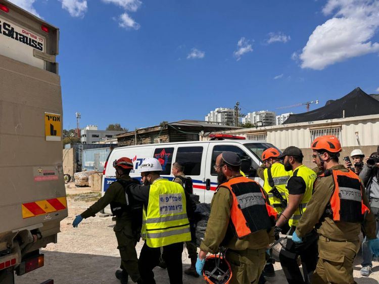 פגיעת רסיסים באתר בנייה במרכז הארץ: הרוג ופצוע אנוש