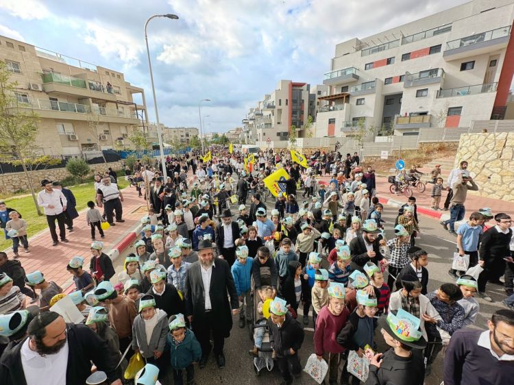הגדולה בשומרון: 1,200 ילדים צעדו בתהלוכת הענק בעמנואל