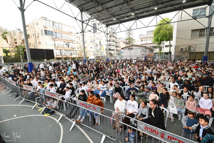 נתניה: אלפים בתהלוכת הגאולה במרכז העיר
