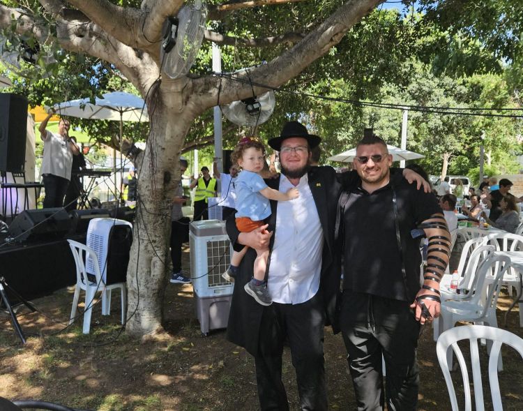 "קבלת שבת" קהילתית בג'סי כהן: תפילין, נרות ובשורת הגאולה