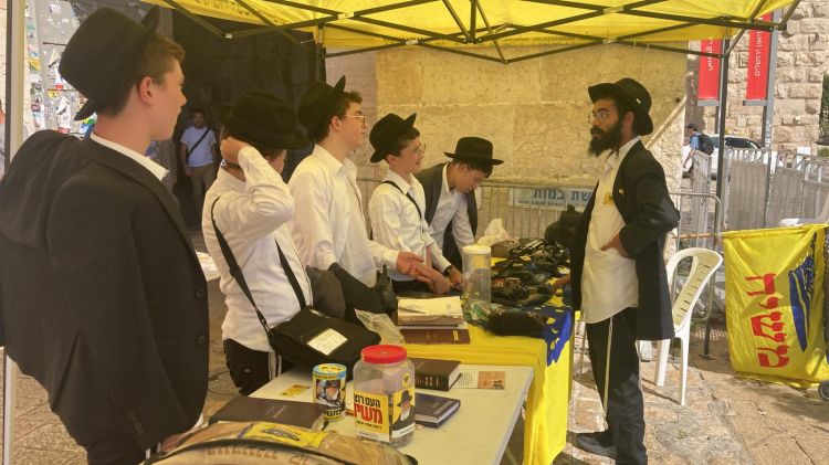 פעילות משיח בתשעה באב ליד שריד בית המקדש