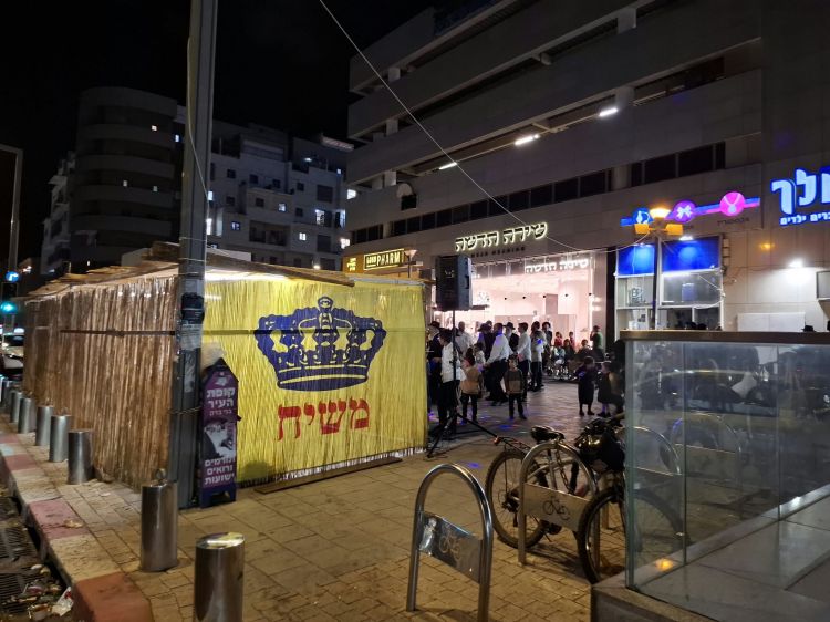 סוכת הגאולה ברחבת הרכבת הקלה (אהרונוביץ') בני ברק