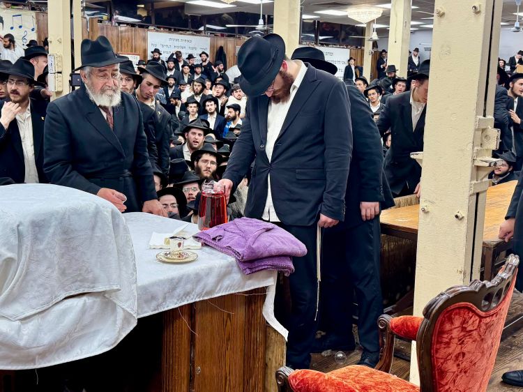 גלריית ענק: מידו המלאה הפתוחה והקדושה 