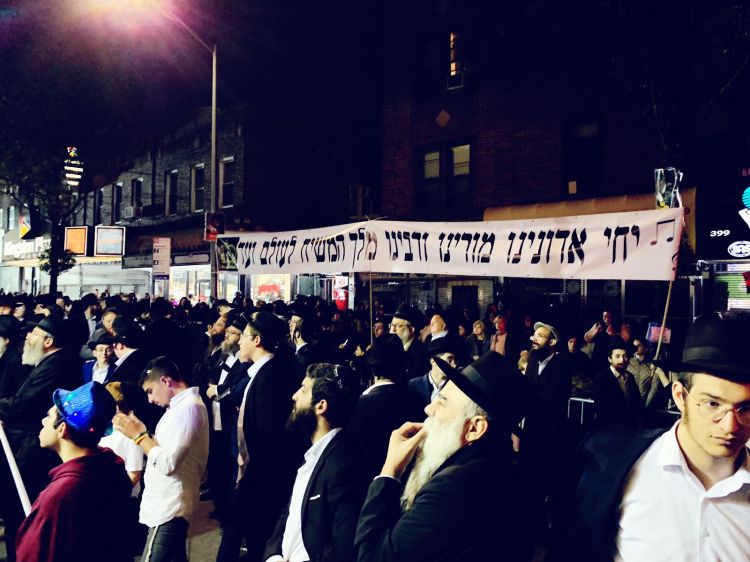 תמונת היום: שלט 'יחי' בשמחת בית השואבה