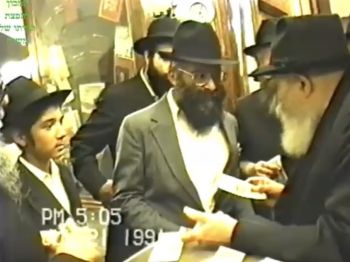 בפעם הראשונה: קטע וידאו מחלוקת הדולרים בי' אב תנש"א