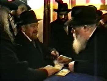 פרסום ראשון! | שעתיים של חלוקת דולרים מהרבי שליט"א מלך המשיח