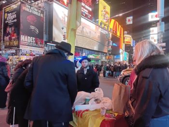 בעיצומו של ליל פורים: פעילות נרחבת בטיימס סקוור