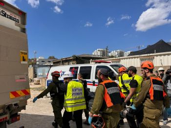 פגיעת רסיסים באתר בנייה במרכז הארץ: הרוג ופצוע אנוש