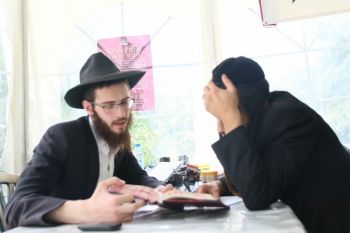 רק להאמין או גם לחכות?