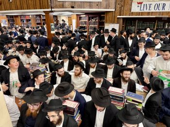 הכנה לברכת הבנים: מאות דוברי אנגלית בסדר שיחות ב-770