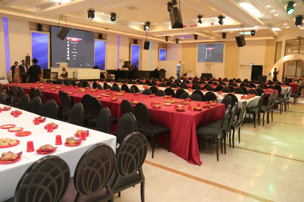 השולחנות ערוכים לקבלת הקהל