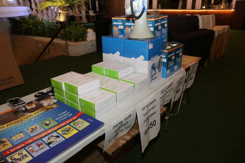 דוכני משיח וגאולה נפרשים באזור החופות