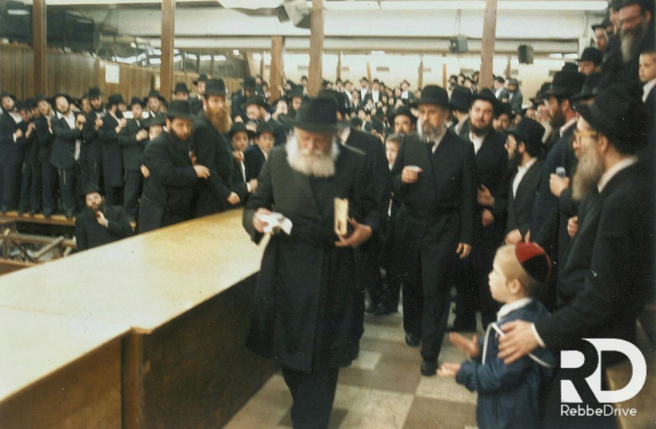 ביציאתו מחלוקת כוס של ברכה, מוצאי אחש"פ