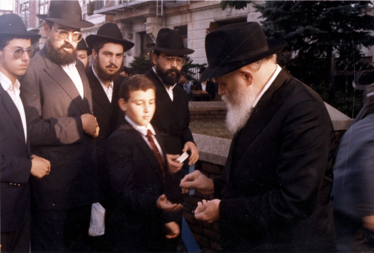 חלוקת מטבעות ביציאתו מ-770, ערב יום כיפור