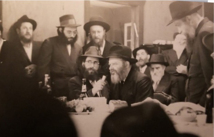 המשב"ק משמש את כ"ק אדמו"ר שליט"א מלך המשיח בעת ביקור ב"גן ישראל", קיץ תש"כ