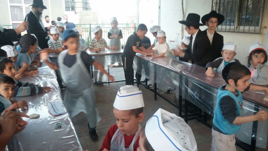 ילדי עוטף ירושלים אופים מצות עגולות