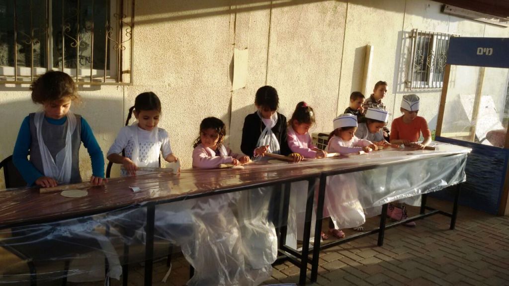 ילדי עוטף ירושלים אופים מצות עגולות