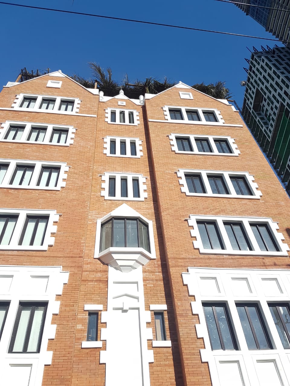 מעל גג הבניין - סכך הסוכה