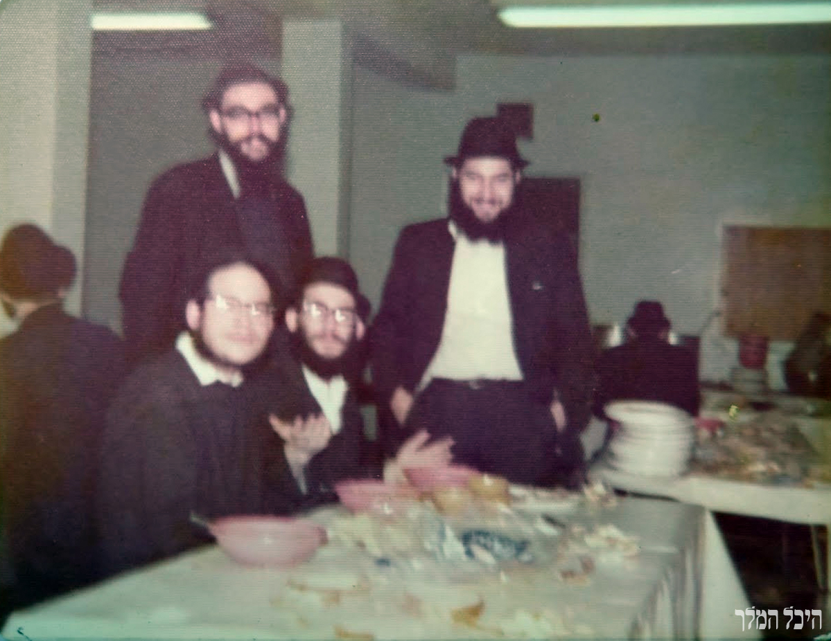 בחדר האוכל של התמימים
