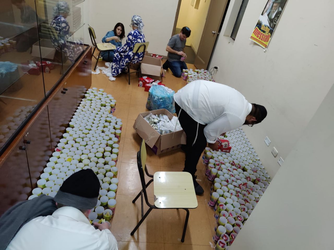 אריזת 1000 משלוחי מנות לכל הקהילה היהודית בלימה