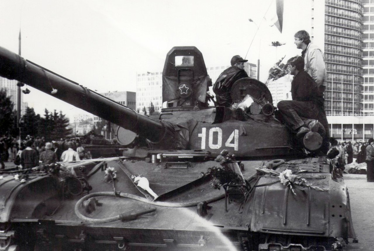 T-72_tank_in_Moscow,_August_1991