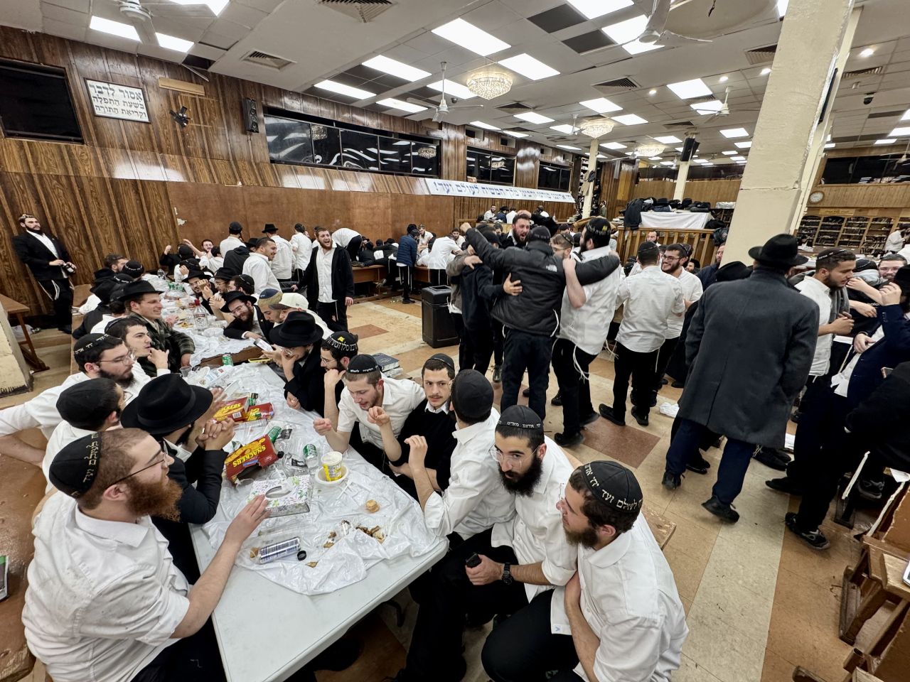 בשמחה ובגעגועים: קבוצה פ״ו יוצאים לכבוש את העולם