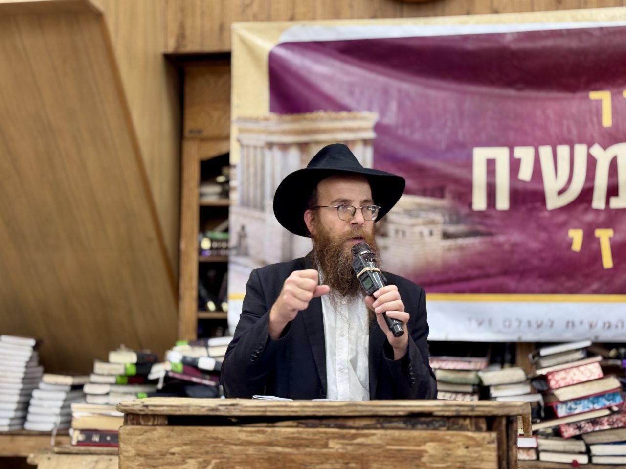 הרב שניאורסאהן מסר את השיעור השבועי בגאולה ומשיח
