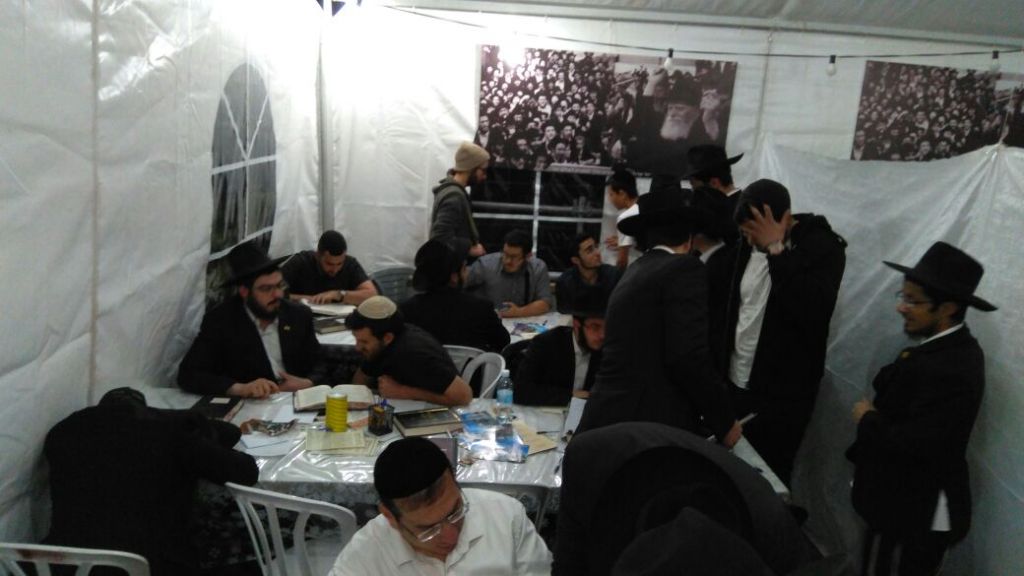 כותבים לרבי שליט"א מלך המשיח ורואים ניסים גלויים