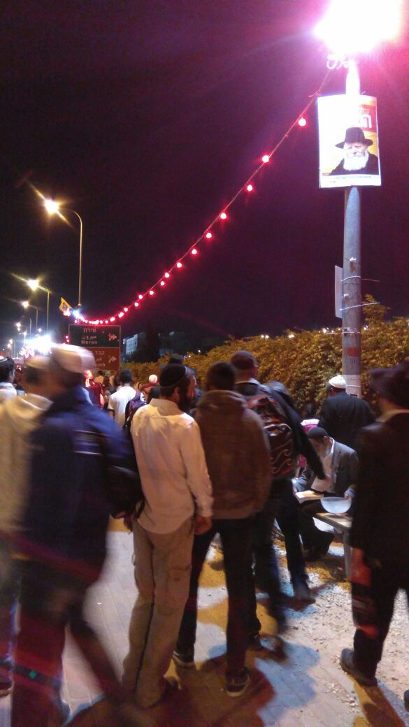 דגלי משיח מכסים את המתחם