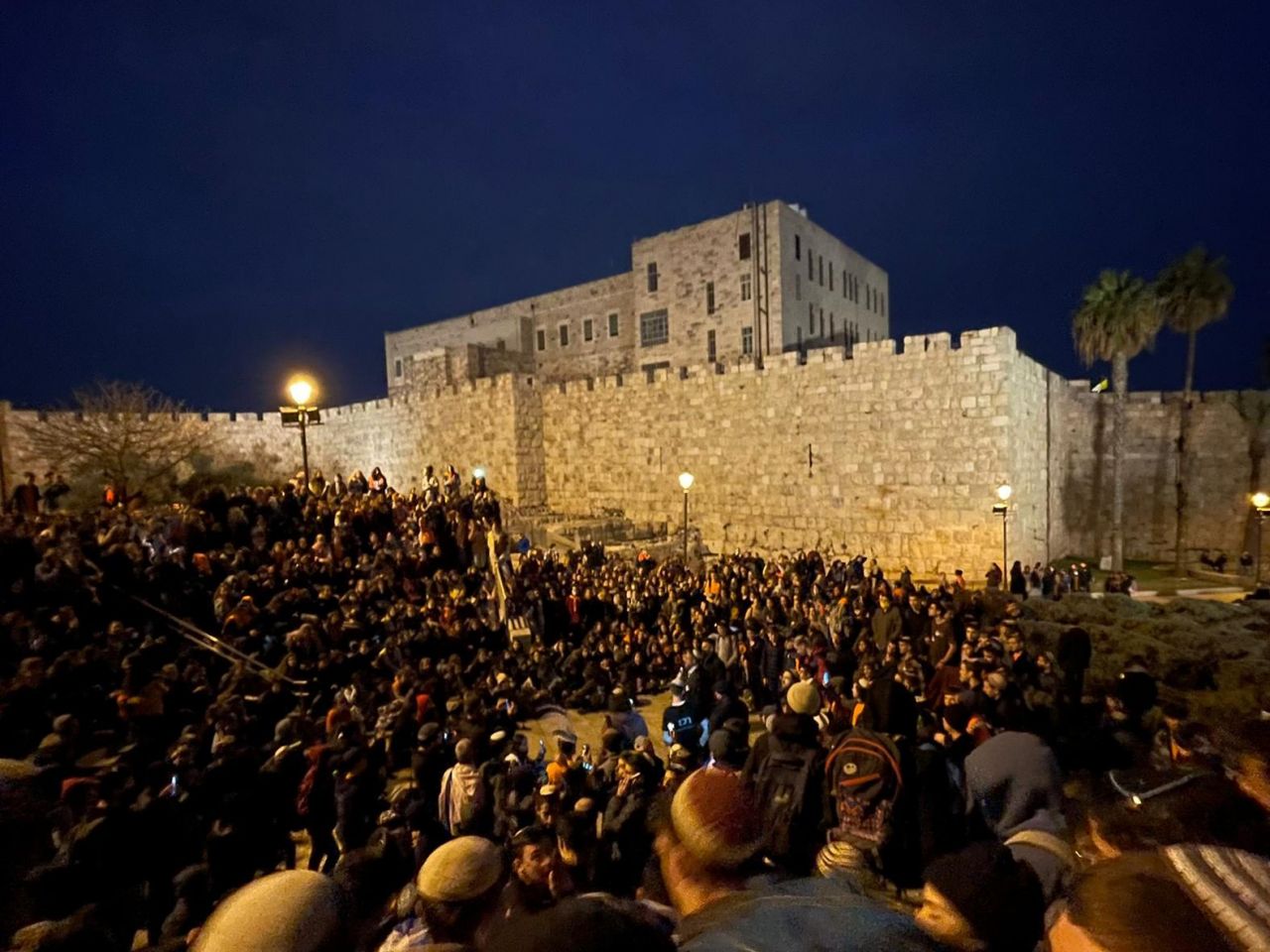 ירושלים: אלפים התפללו בכותל לביטול הגזירה