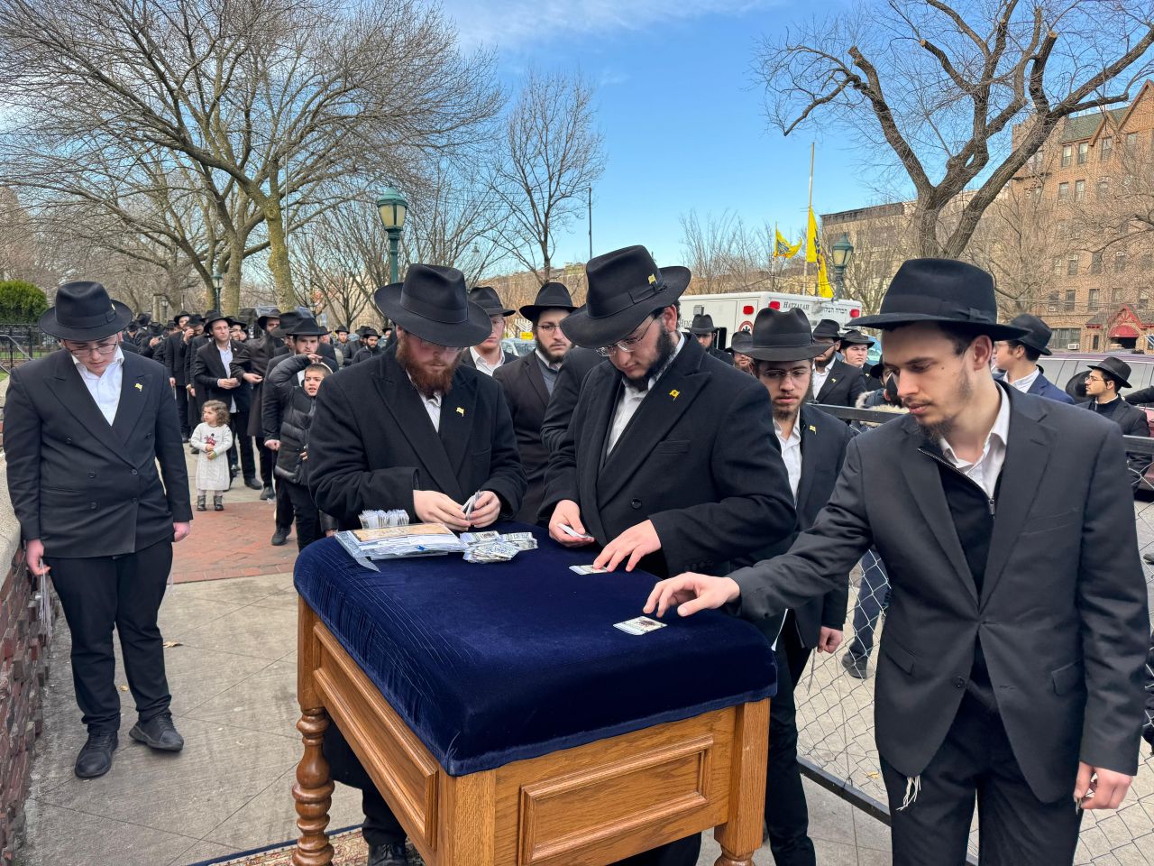 הרבי שליט"א מלך המשיח בחלוקת דמי חנוכה