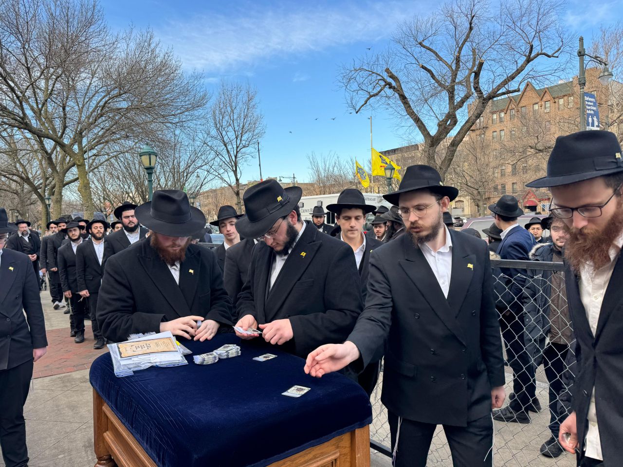 הרבי שליט"א מלך המשיח בחלוקת דמי חנוכה