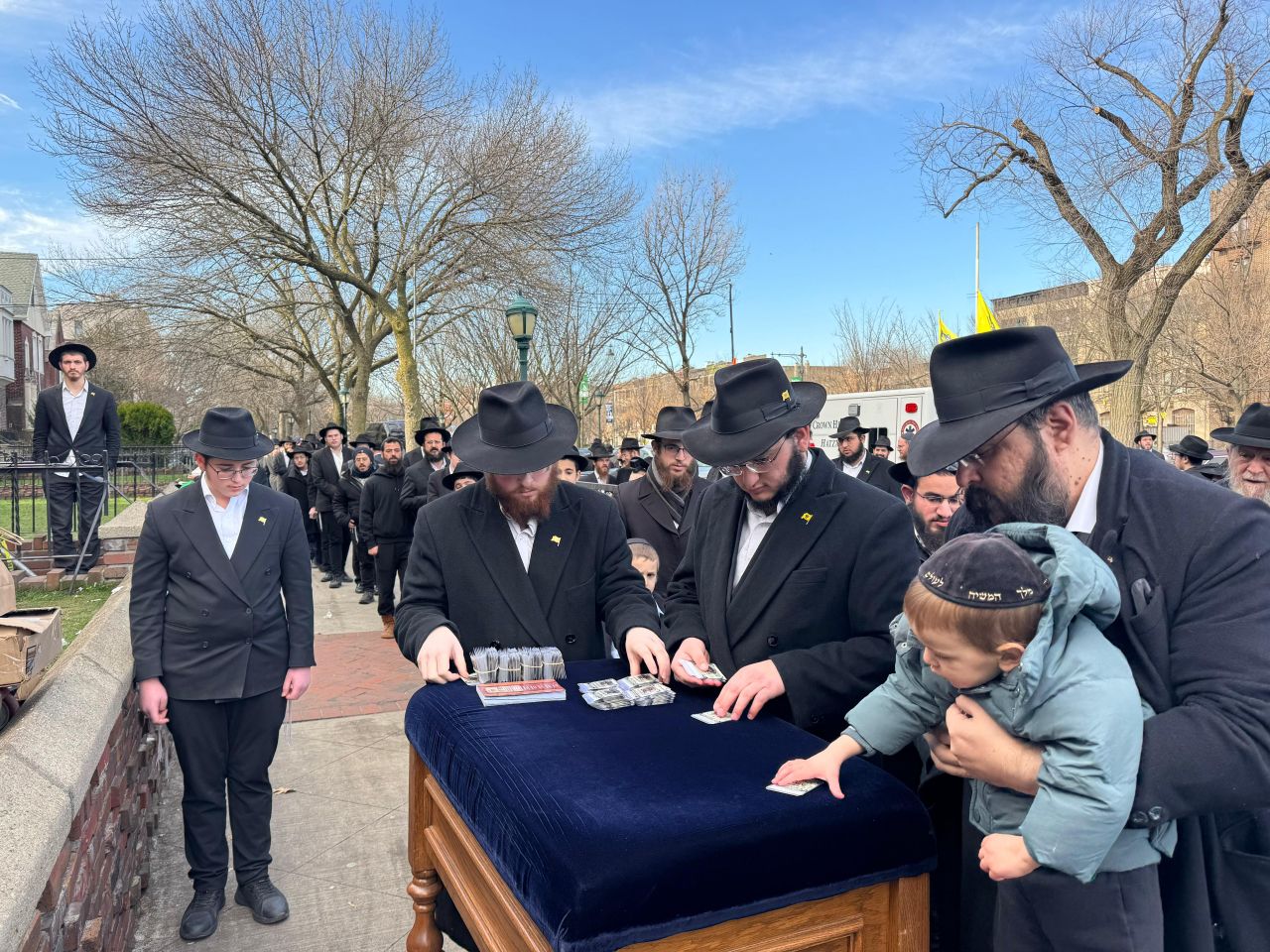 הרבי שליט"א מלך המשיח בחלוקת דמי חנוכה