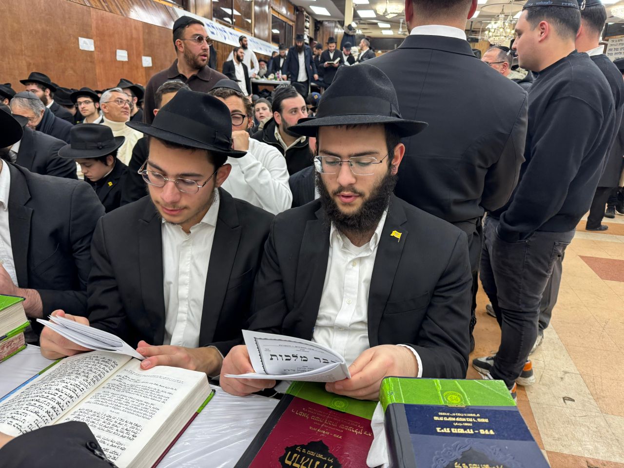 גלריה: מוצאי שבת עם אלפי האורחים ב770