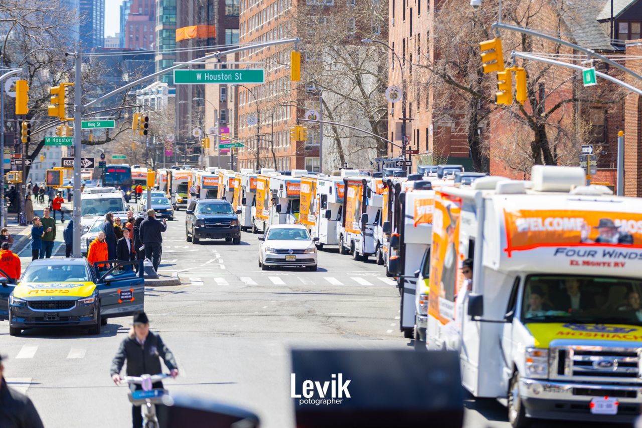 גלריית ענק: טנקי המצוות כבשו בי"א ניסן את ניו יורק