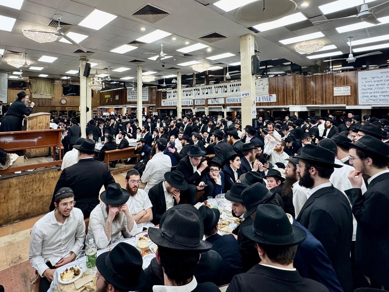 ב770 חגגו בשמחה בהתוועדות י"א ניסן