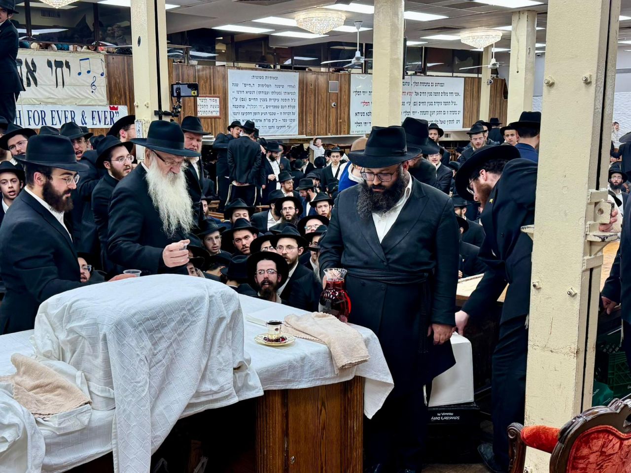 גלריית תמונות: כוס של ברכה בסיום סעודת משיח