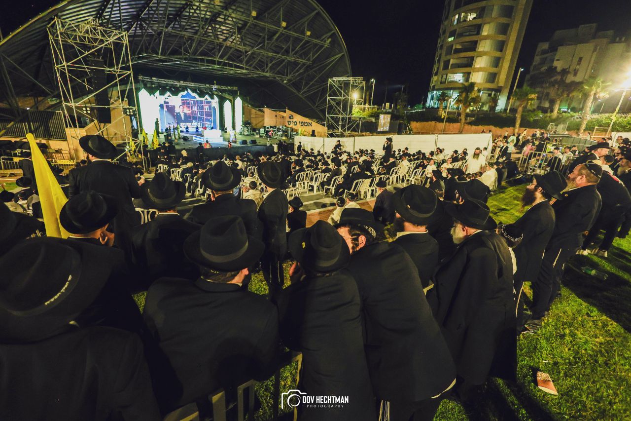 אמונה ושמחה ללא פשרות בעצרת גאולה ומשיח • גלריית ענק