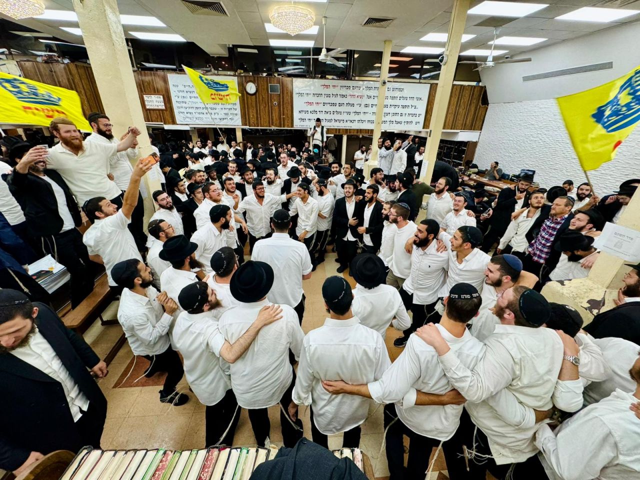 קהל רב בהתוועדות ח"י אלול ב770