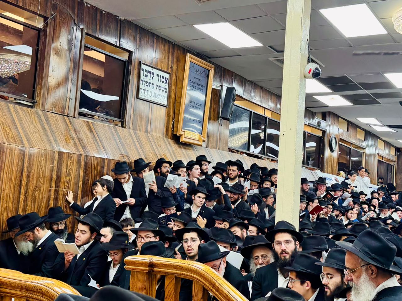 "לך ה' הצדקה" גלריה ממוצאי שבת סליחות ב770