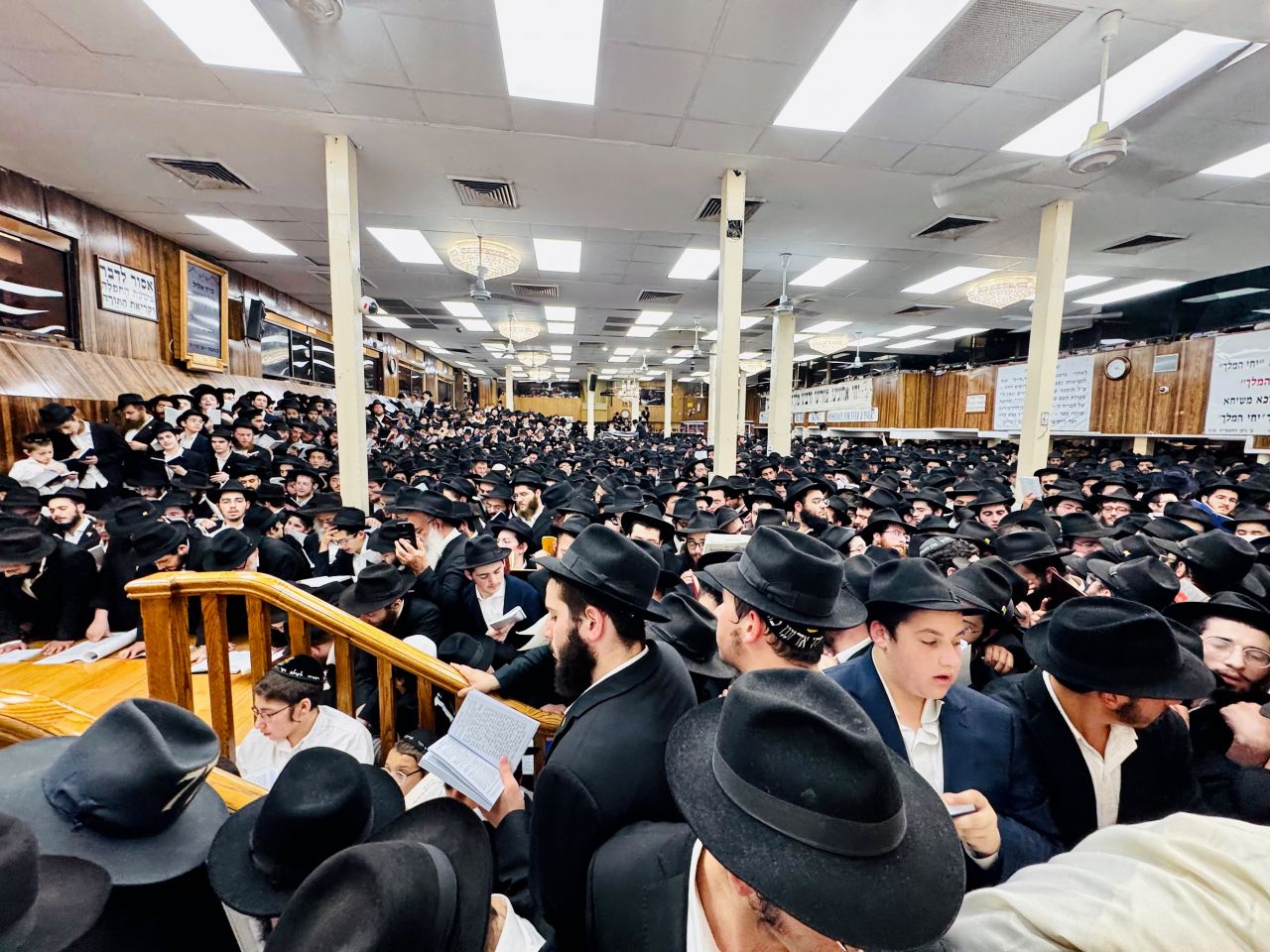 "לך ה' הצדקה" גלריה ממוצאי שבת סליחות ב770