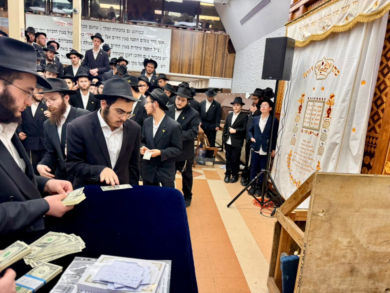 אחרי תפילת מנחה: שיחה וחלוקת שטרות לצדקה